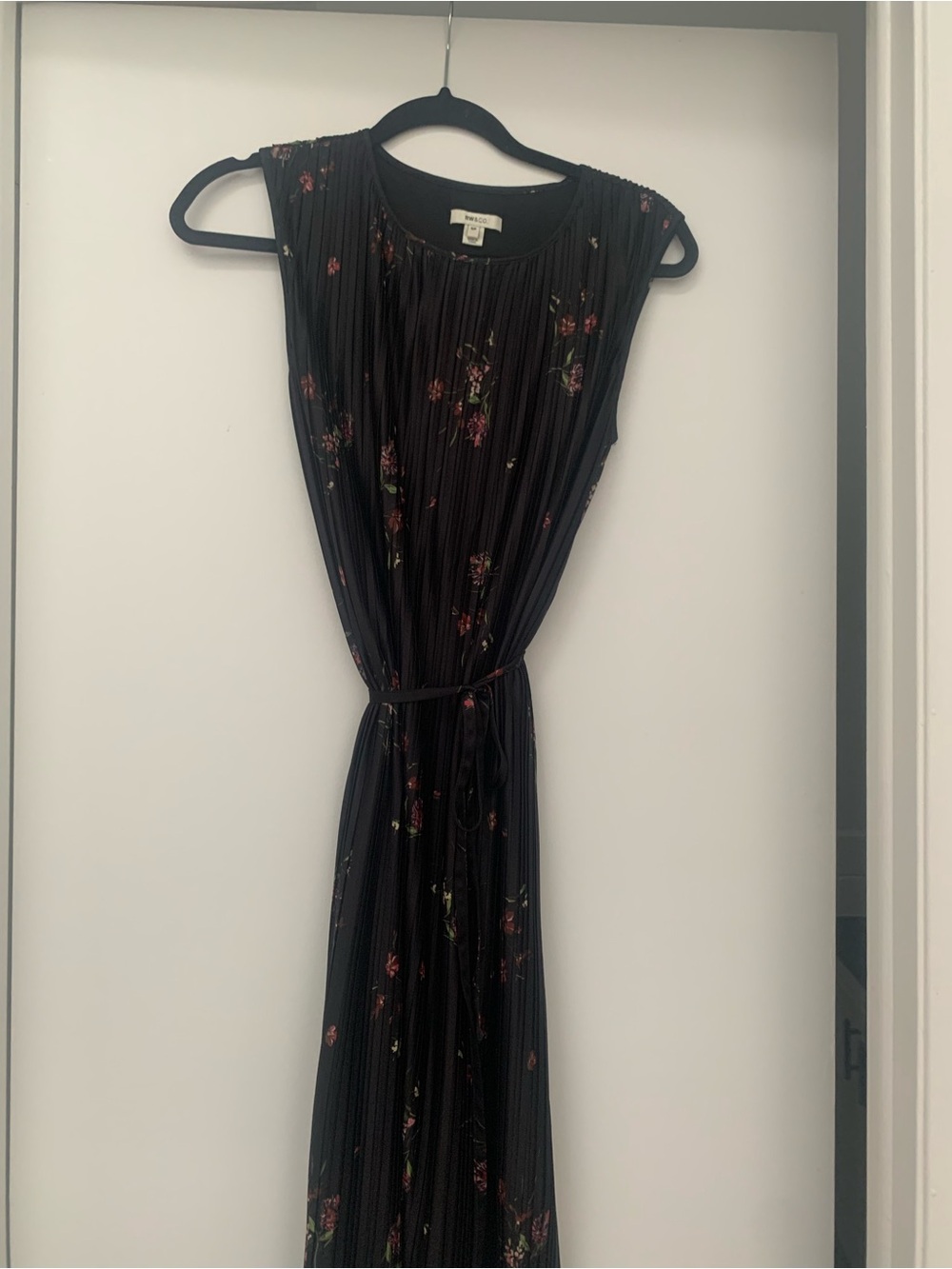 RW&CO. Black Sleeveless Pleated Midi Dress with Floral Accents